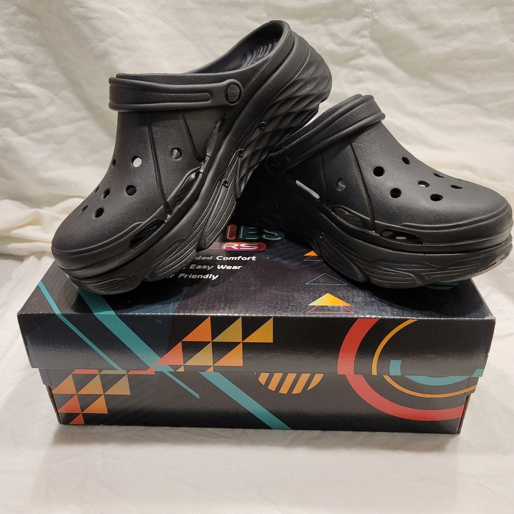 Skechers Foamies Max Cushioning High Tide - women's size 8 - black